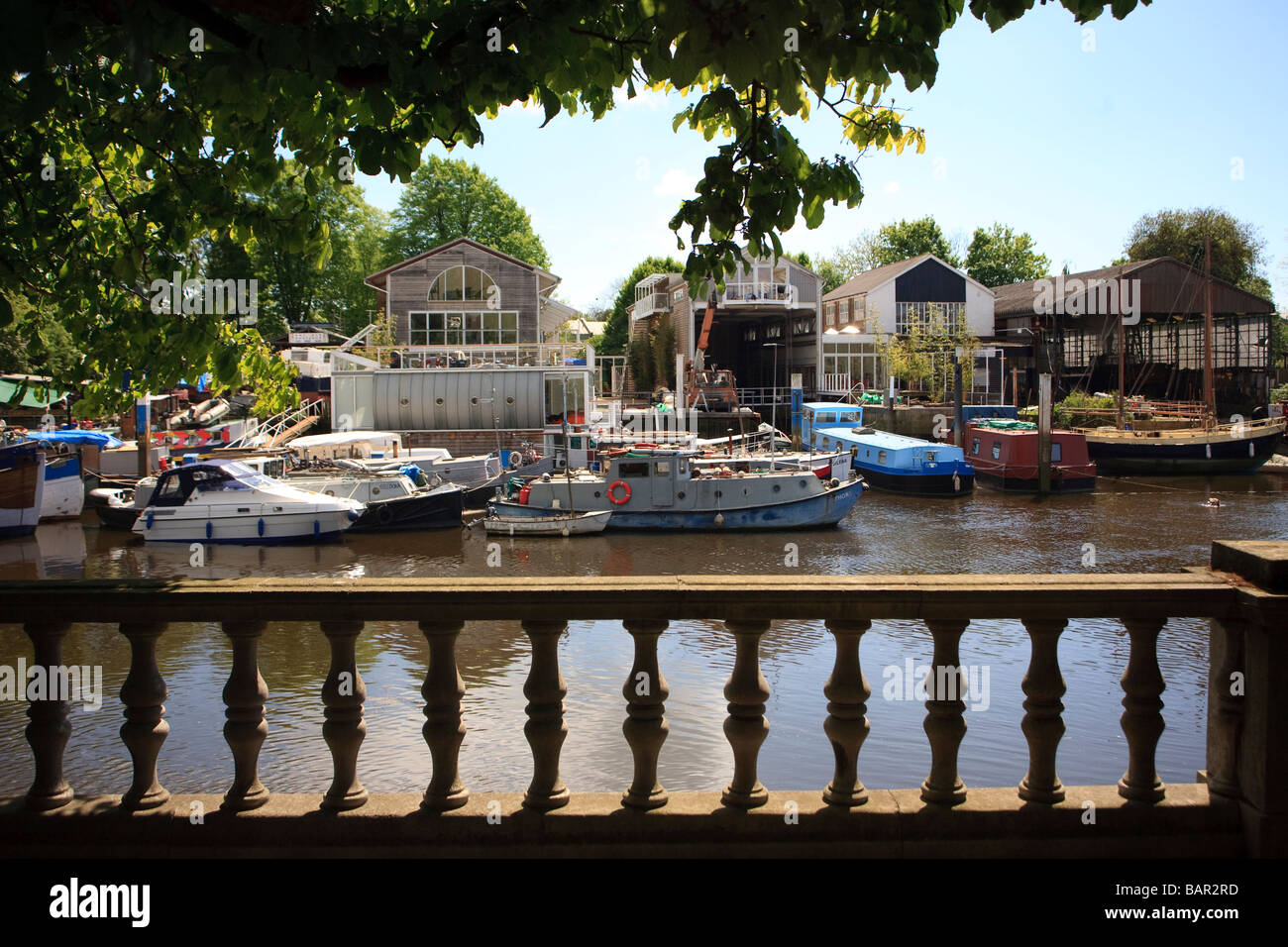Waterside case e la costruzione delle imbarcazioni sulla torta di Anguilla isola del fiume Tamigi a Twickenham Foto Stock