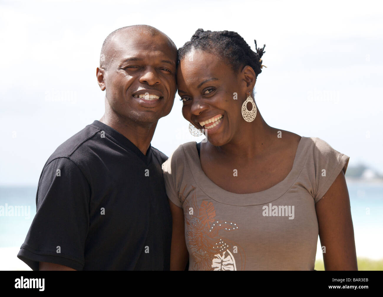 Felice delle Barbados Coppia sorridente per ritratto Foto Stock