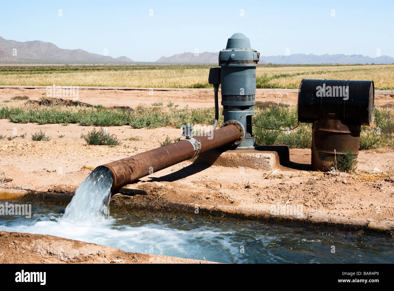 L'acqua che scorre in un canale di irrigazione in Arizona Foto Stock