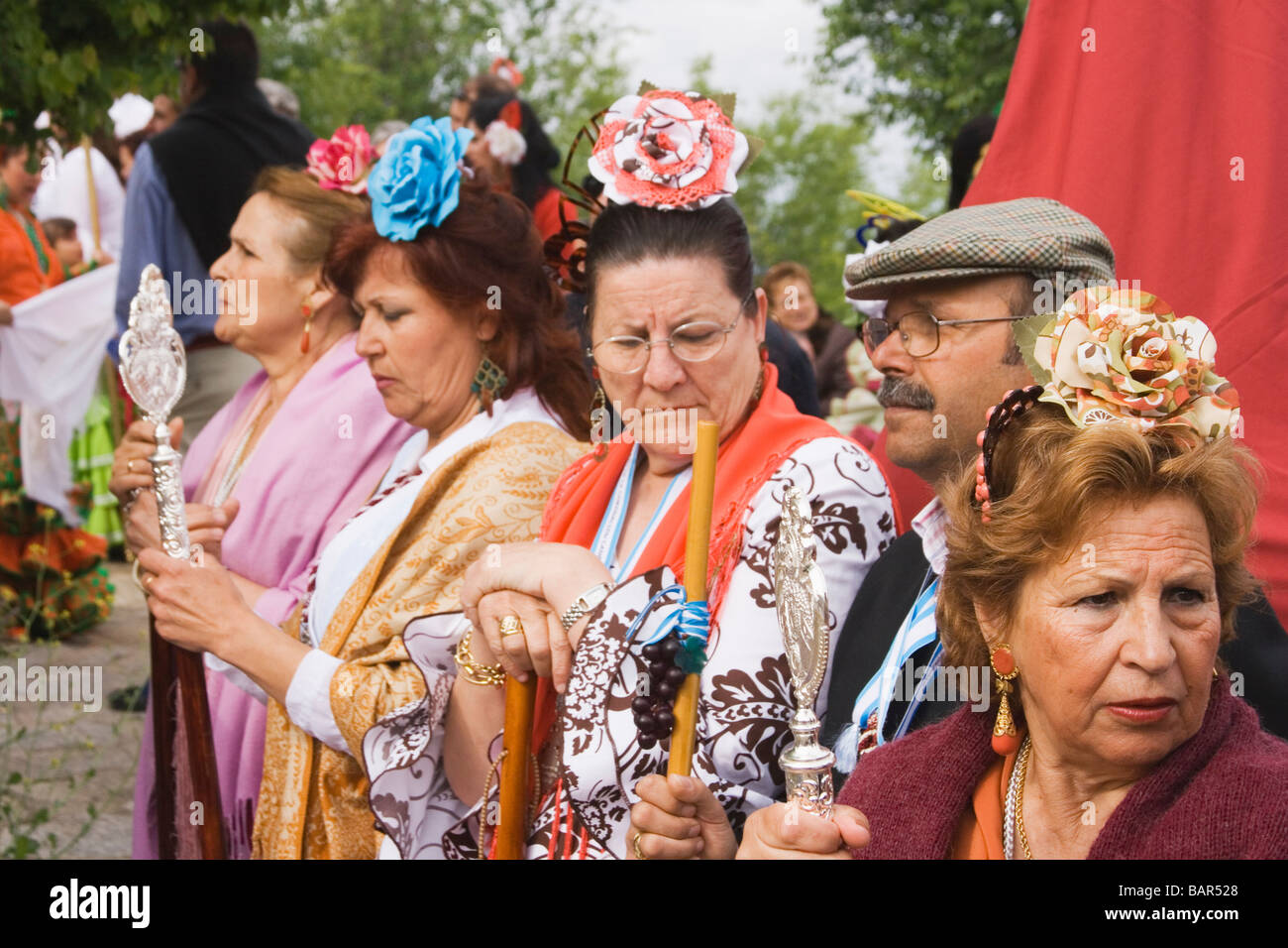 Andujar Jaen Provincia Spagna Romeria annuale di La Virgen de la Cabeza vecchio popolo spagnolo nel tipico abito di flamenco Foto Stock