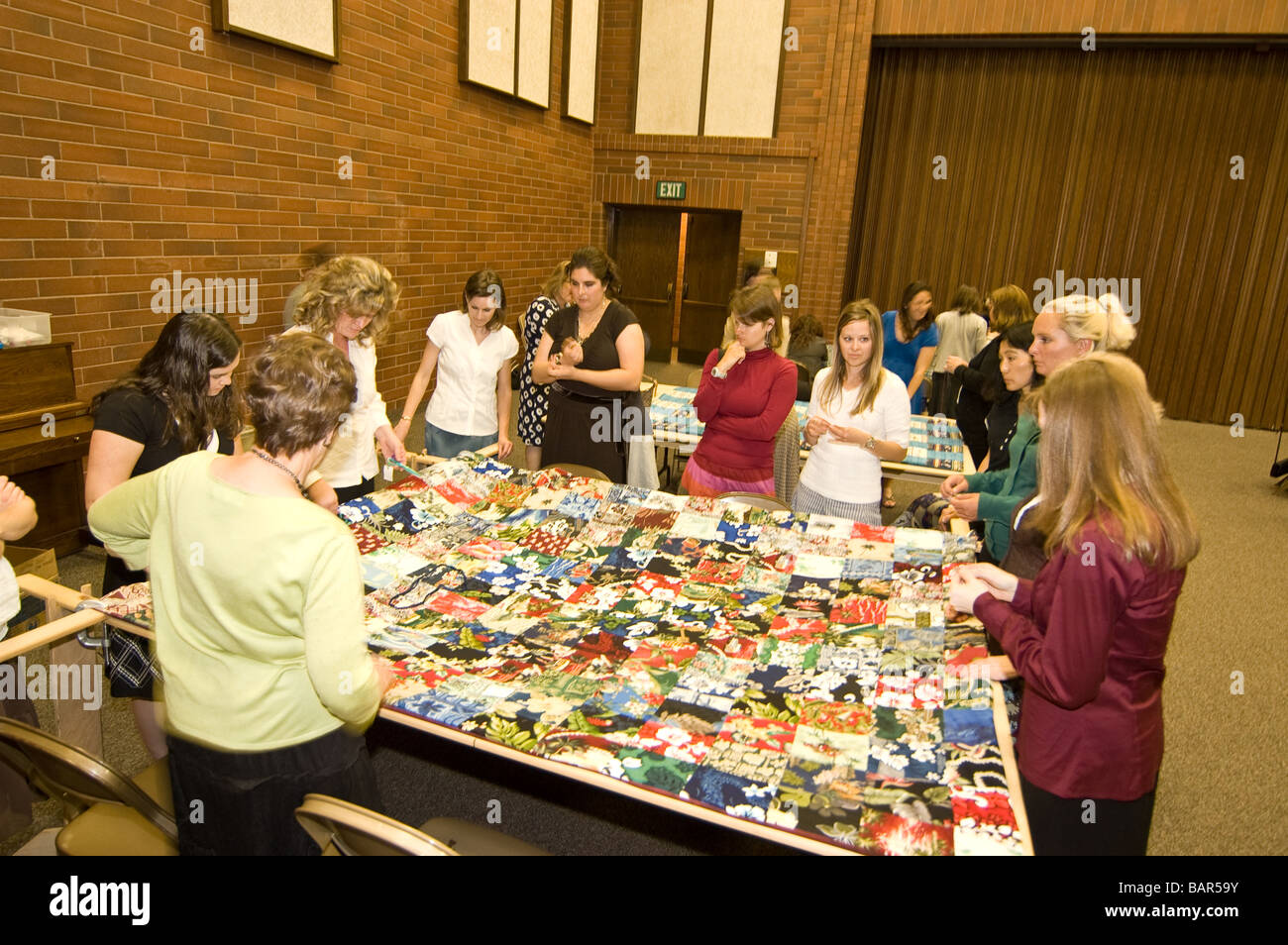Le donne fanno le trapunte presso la chiesa LDS Irvine gioco come parte della grande domenica volontario della comunità progetti di outreach Foto Stock