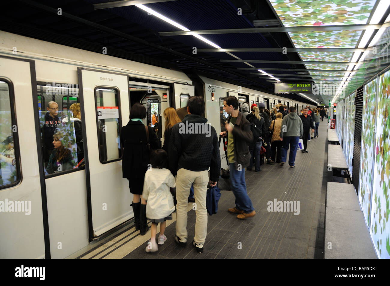 In scena la stazione della metropolitana Liceu di Barcellona Spagna Foto Stock