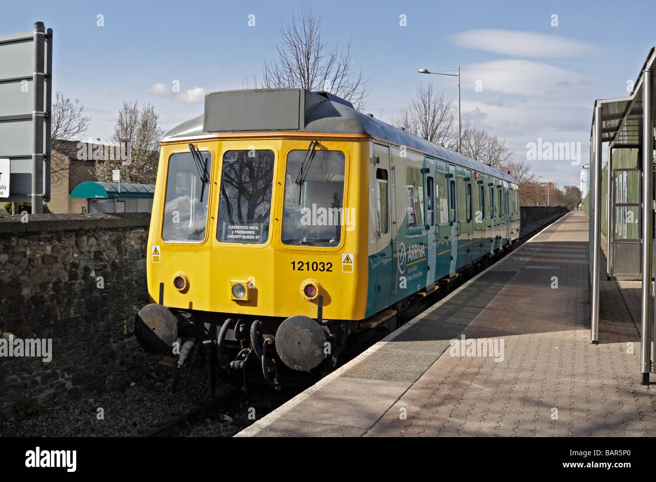 Treno pendolare a carrozza singola che serve la diramazione della stazione ferroviaria di Cardiff Bay servizio passeggeri, trasporto urbano del Galles UK, DMU Bubble Car Foto Stock