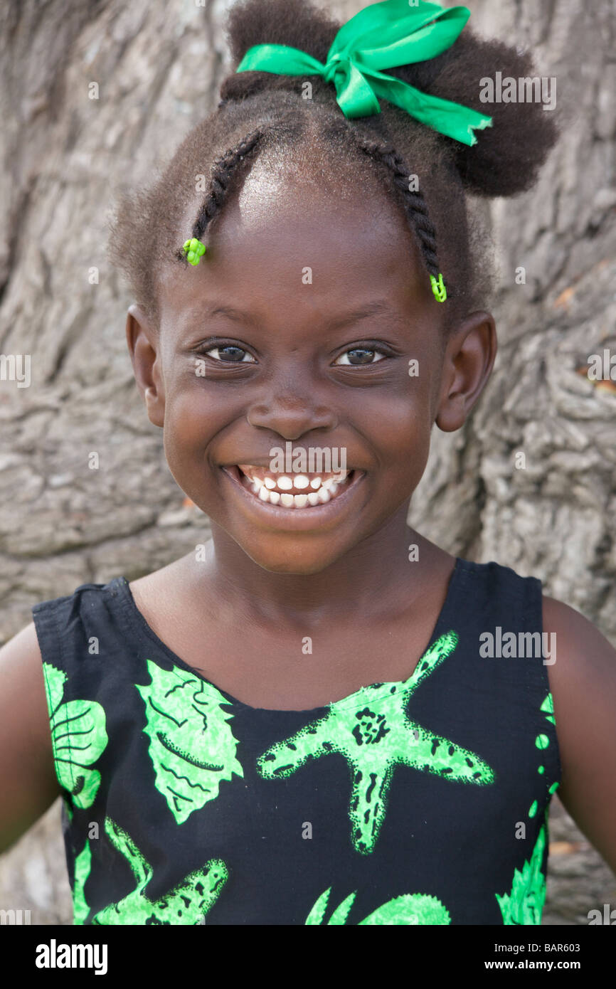 Bajan ragazza sorridente e posa, Barbados, 'West Indies' Foto Stock