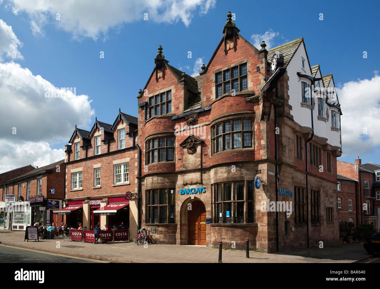Regno Unito Inghilterra Cheshire Alderley Edge London Road Barclays Bank e Costa Coffee shop Foto Stock