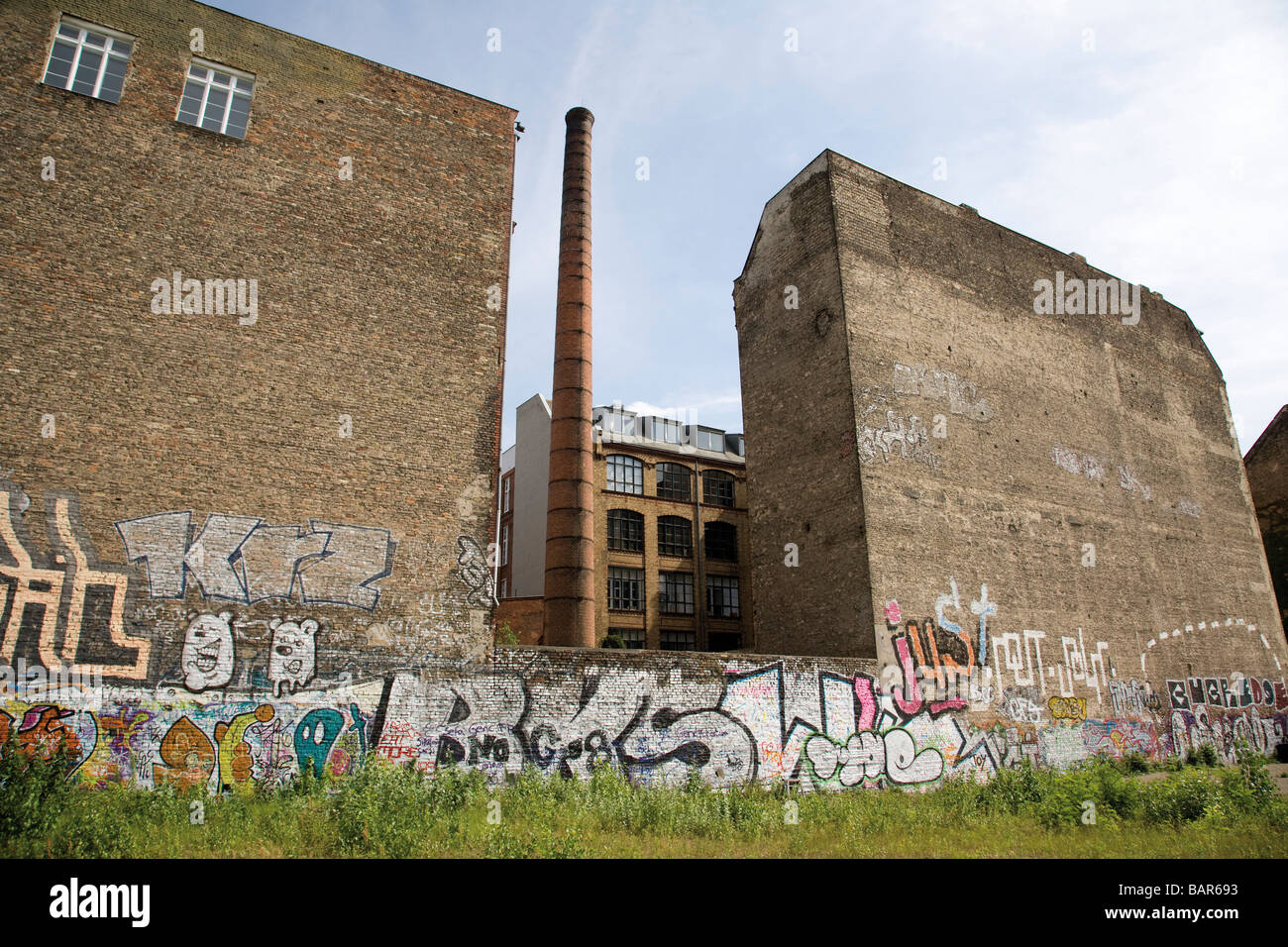 Germania, Berlino, vecchio sito di fabbrica, i graffiti sulla parete Foto Stock
