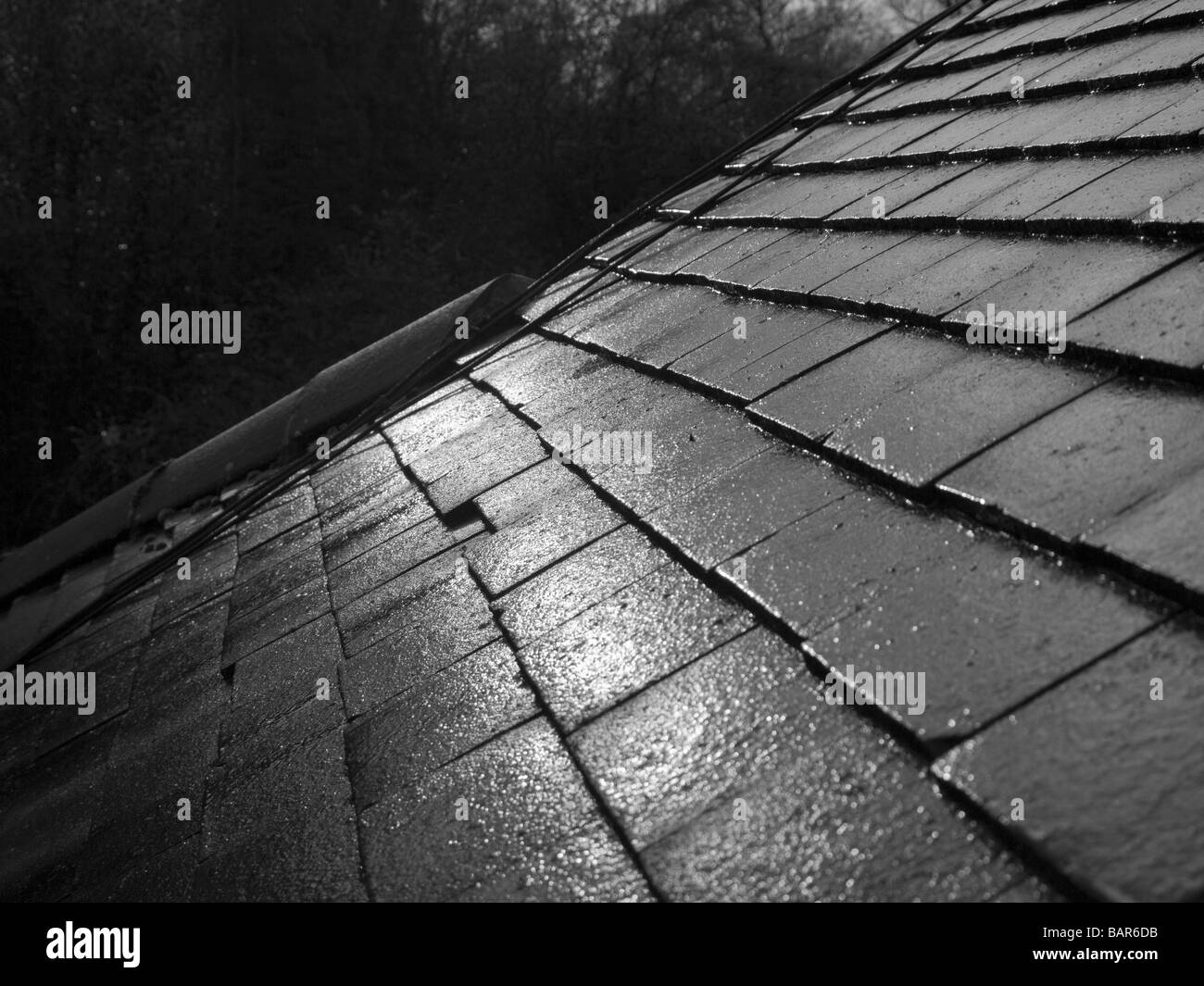 Il sole dopo la pioggia su un tetto Foto Stock