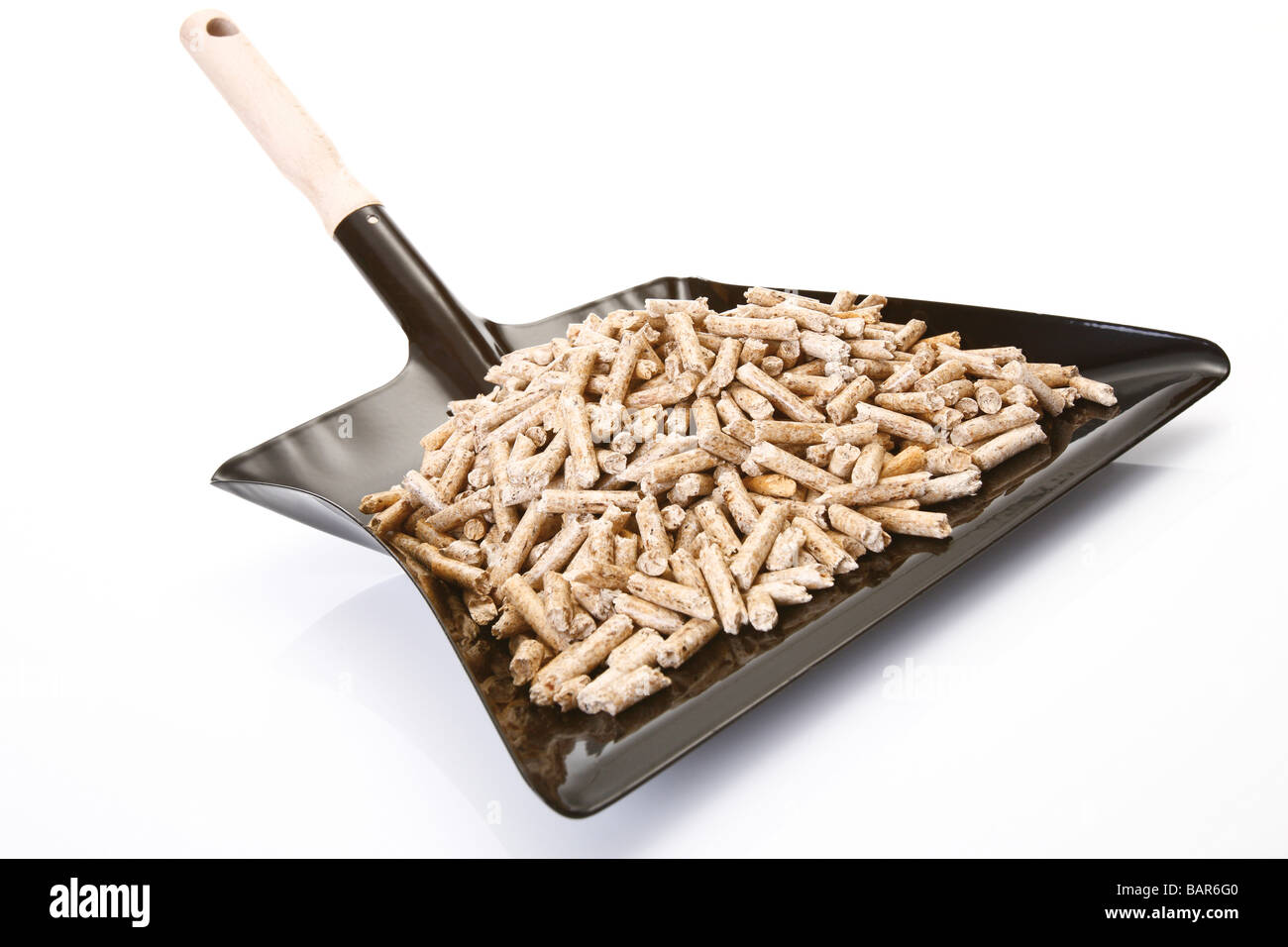 Pellet di legno sulla paletta, close-up Foto Stock