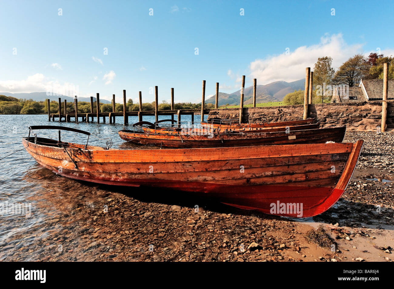 Barche tirate fino vicino a Keswick molo nel Lake District inglese Foto Stock