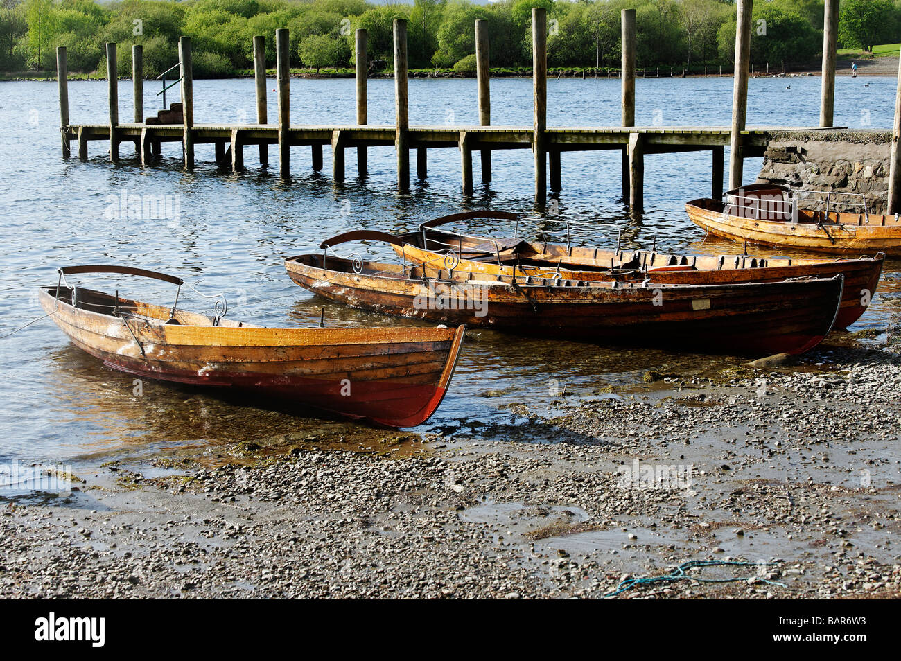 Barche tirate fino vicino a Keswick molo nel Lake District inglese Foto Stock