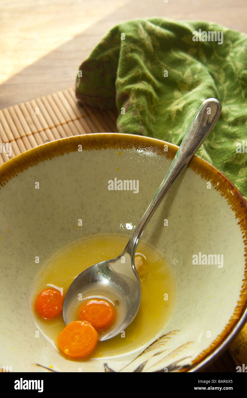 Soup Bowl svuotato ma per uneaten carote Foto Stock