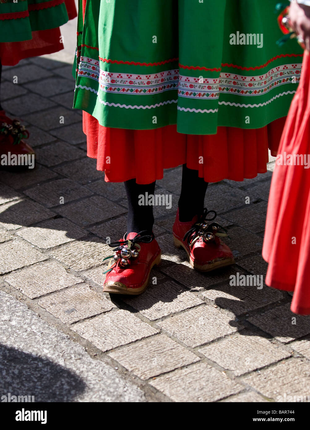 Zoccoli indossato da una donna Morris danzatrice presso il Festival spazia Foto Stock