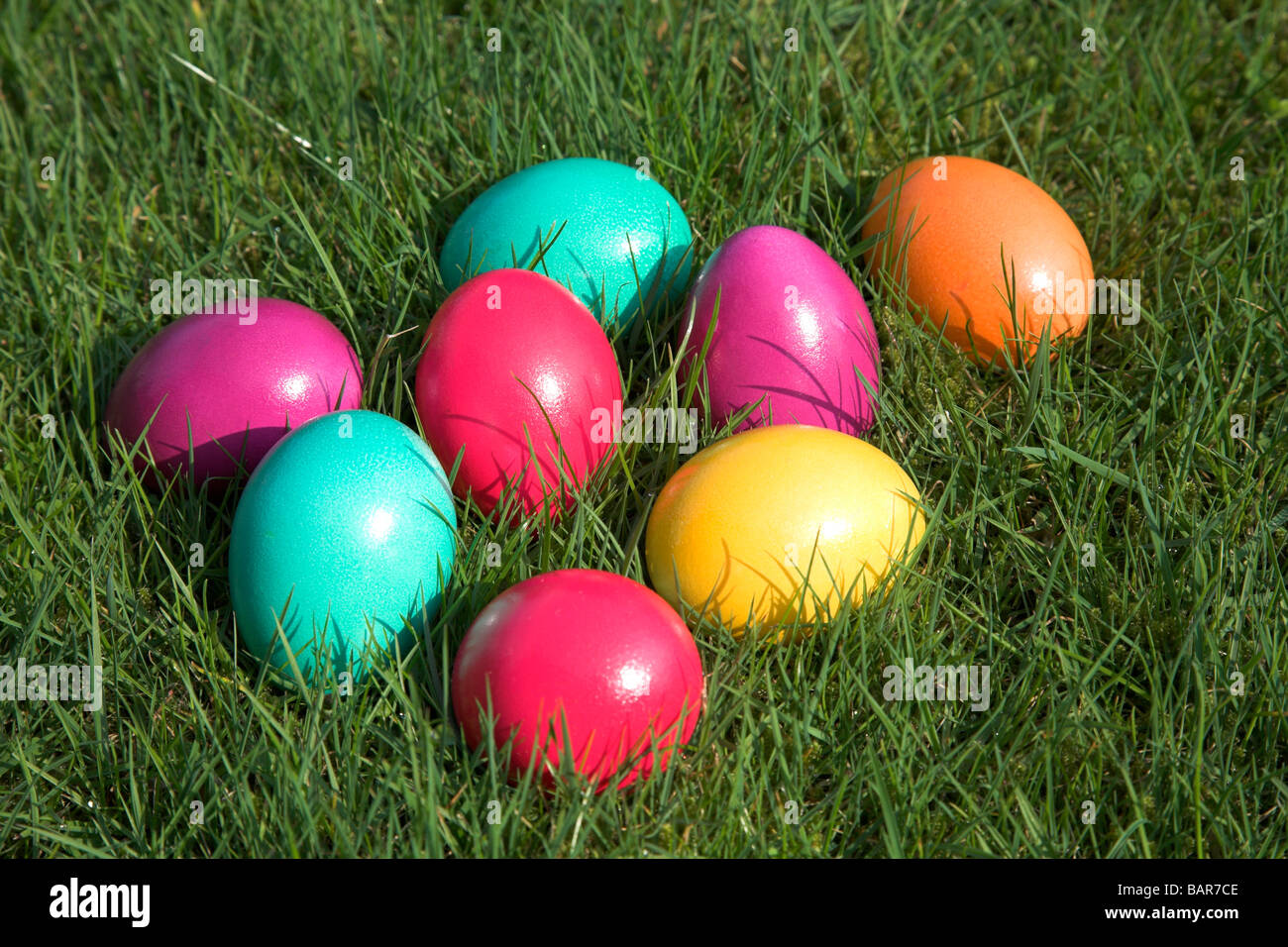 Colorate le uova di pasqua giacente in erba Foto Stock