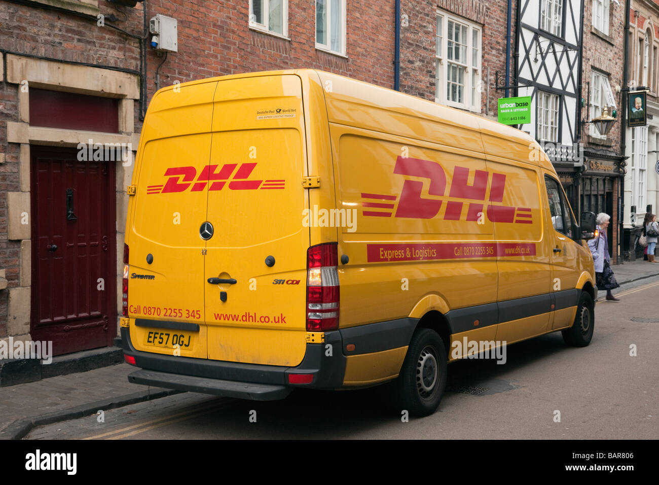 Dhl Van Immagini E Fotografie Stock Ad Alta Risoluzione Alamy dhl-van-immagini-e-fotografie-stock-ad-alta-risoluzione-alamy