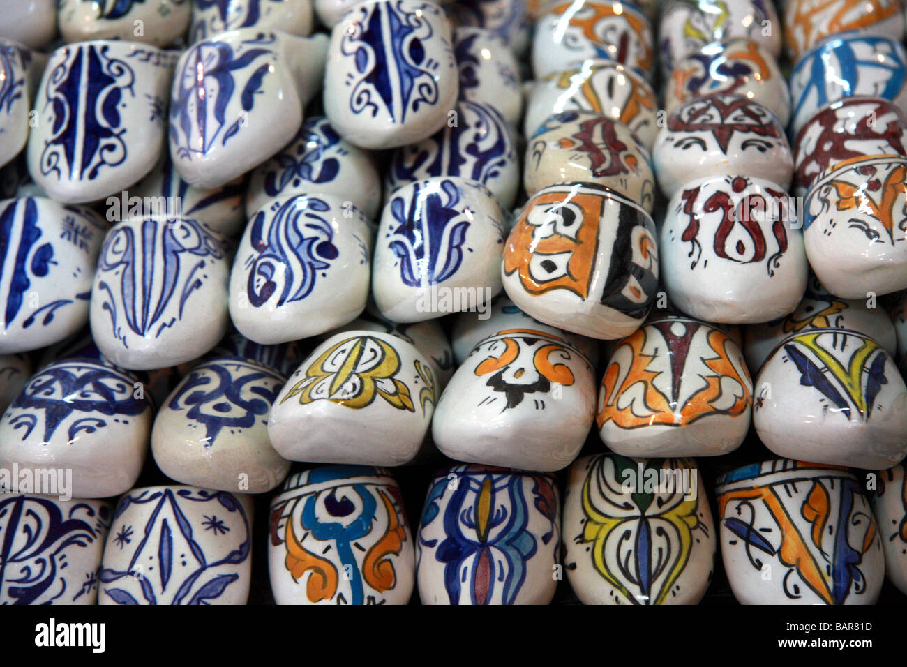 Ceramica decorativa/pentola marocchina (pantofole babouches) in vendita presso una fabbrica di ceramiche nella medina di Fes el-Bali, Fes, Marocco Foto Stock