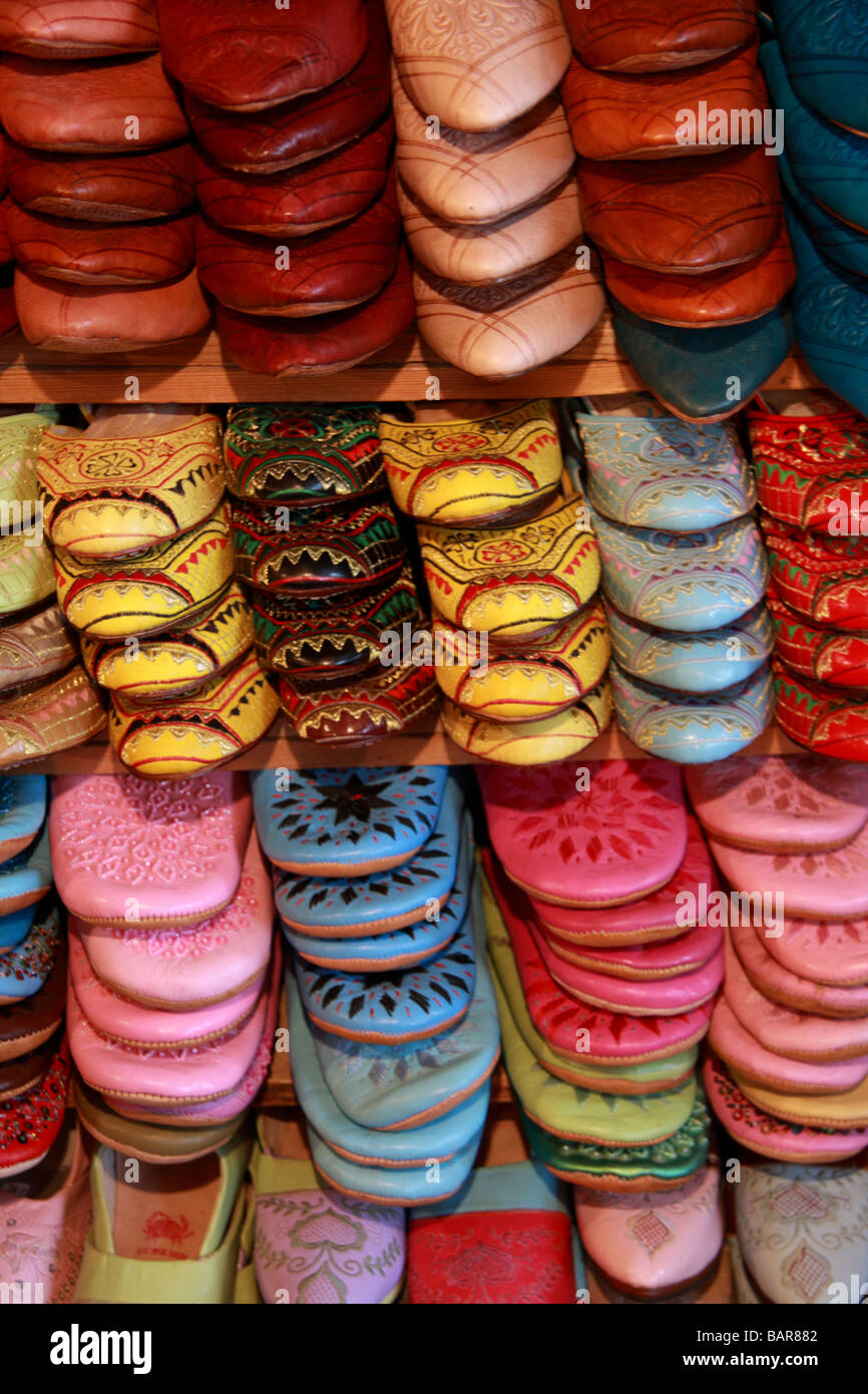 Cuoio marocchino babouches sandali/pantofole per la vendita in conceria Chouwara shop nella medina di Fes el-Bali, Fes, Marocco Foto Stock