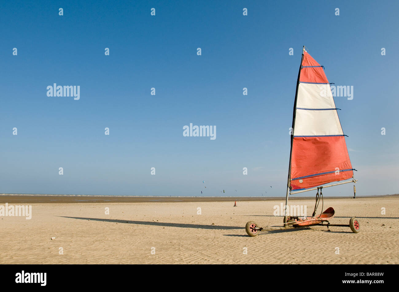 Una terra Kirrawee yacht si siede sulla spiaggia Greatstone, Kent alla fine di una giornata d'estate Foto Stock