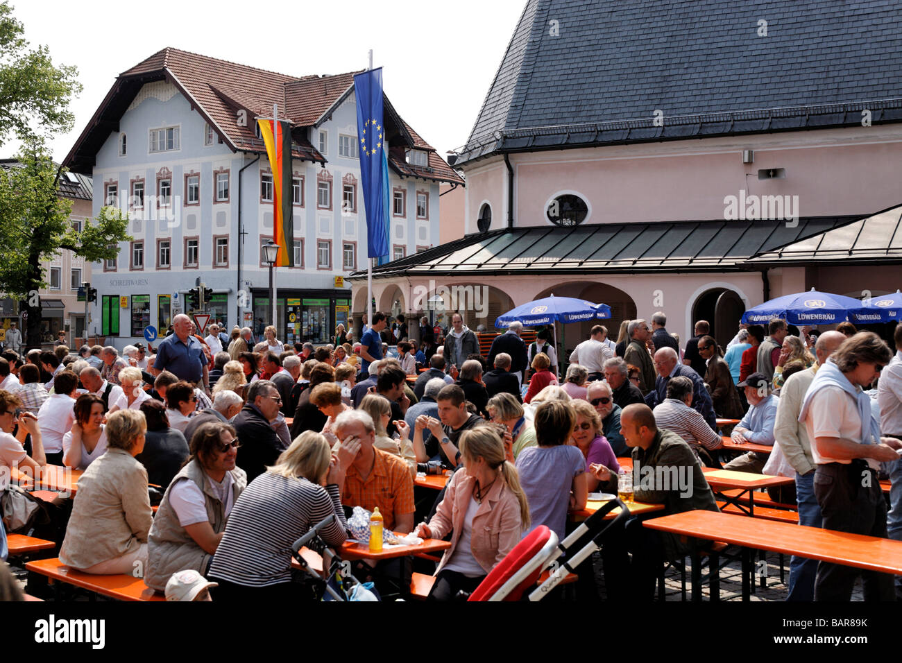 Popolo tedesco per celebrare la Giornata del Lavoro nel Chiemgau Prien Baviera Germania Foto Stock