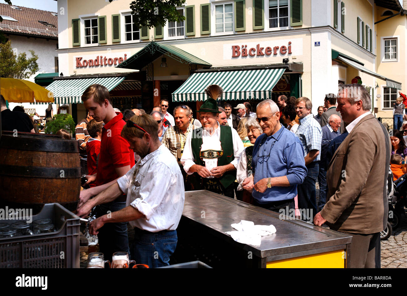 Popolo tedesco per celebrare la Giornata del Lavoro nel Chiemgau Prien Baviera Germania Foto Stock