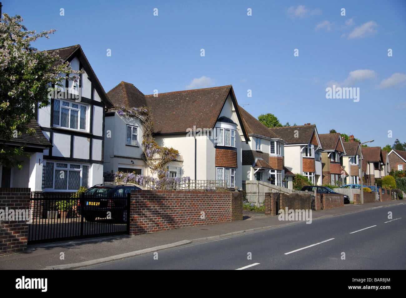 Tipiche Case in street, Christopher Road, East Grinstead West Sussex, in Inghilterra, Regno Unito Foto Stock