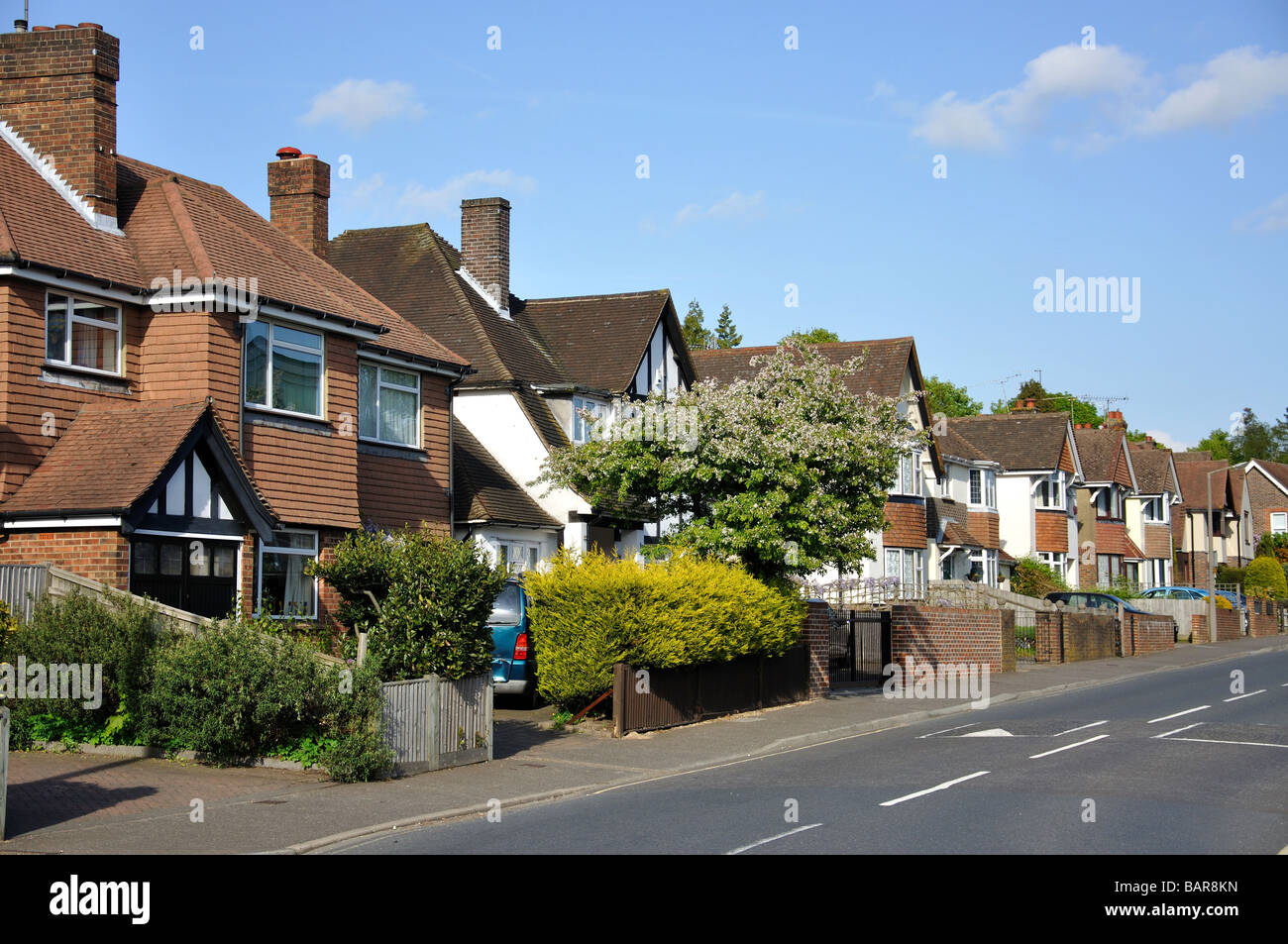 Tipiche Case in street, Christopher Road, East Grinstead West Sussex, in Inghilterra, Regno Unito Foto Stock