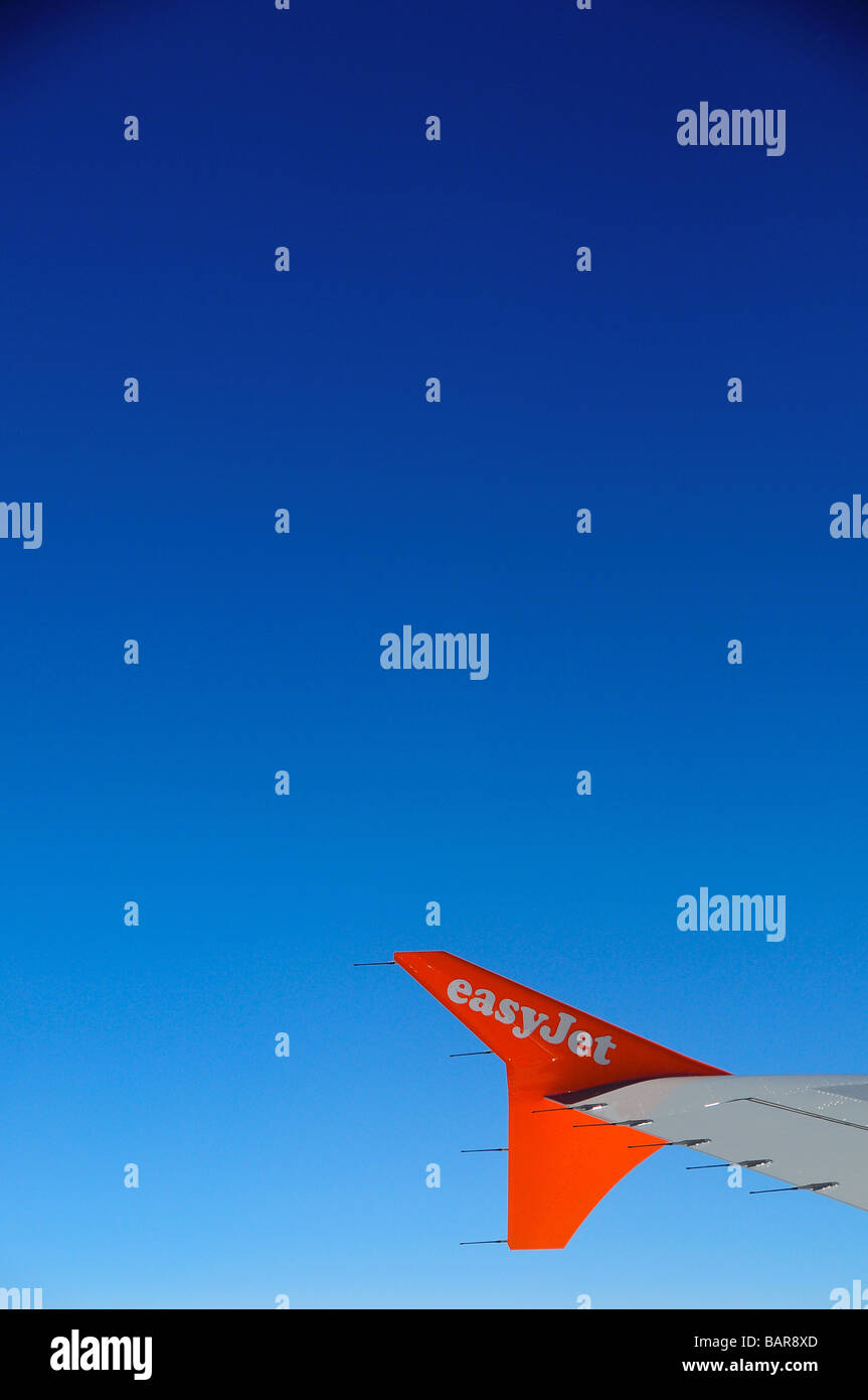 Punta Ala di un aereo Easyjet contro un cielo blu Foto Stock