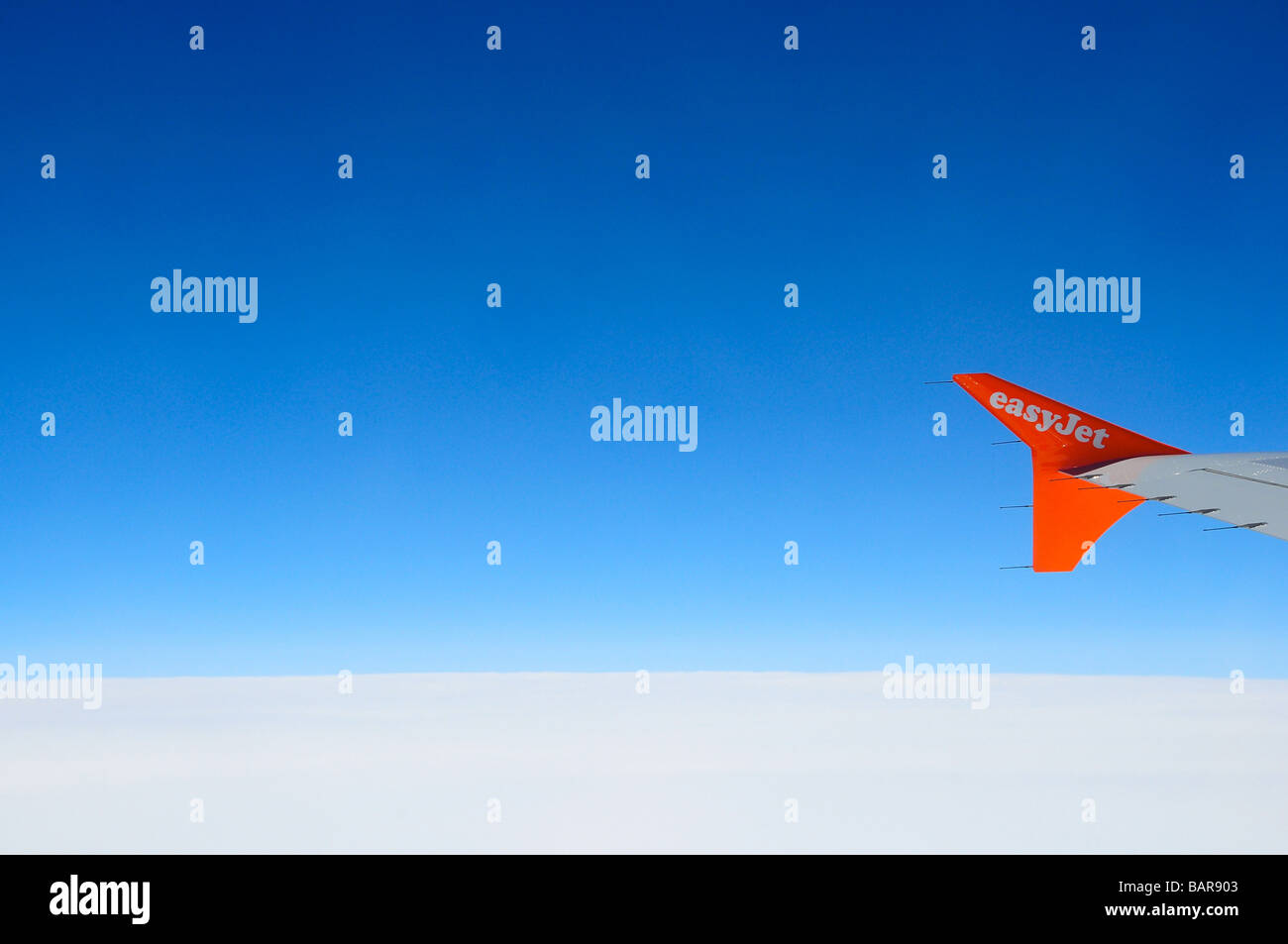 Punta Ala di un aereo Easyjet contro un cielo blu Foto Stock