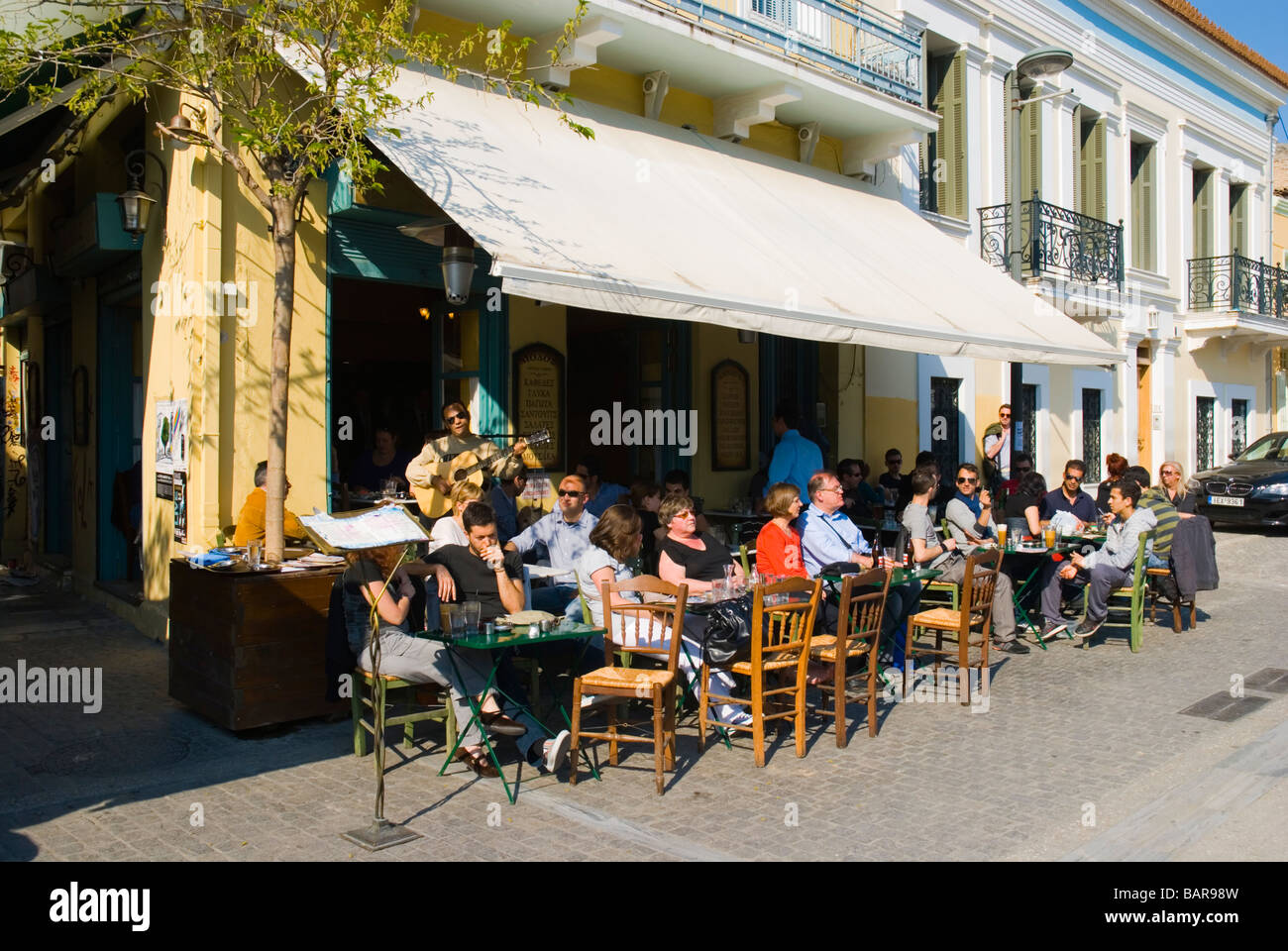 Terrazze dei bar nel quartiere Plaka di Atene Grecia Europa Foto Stock