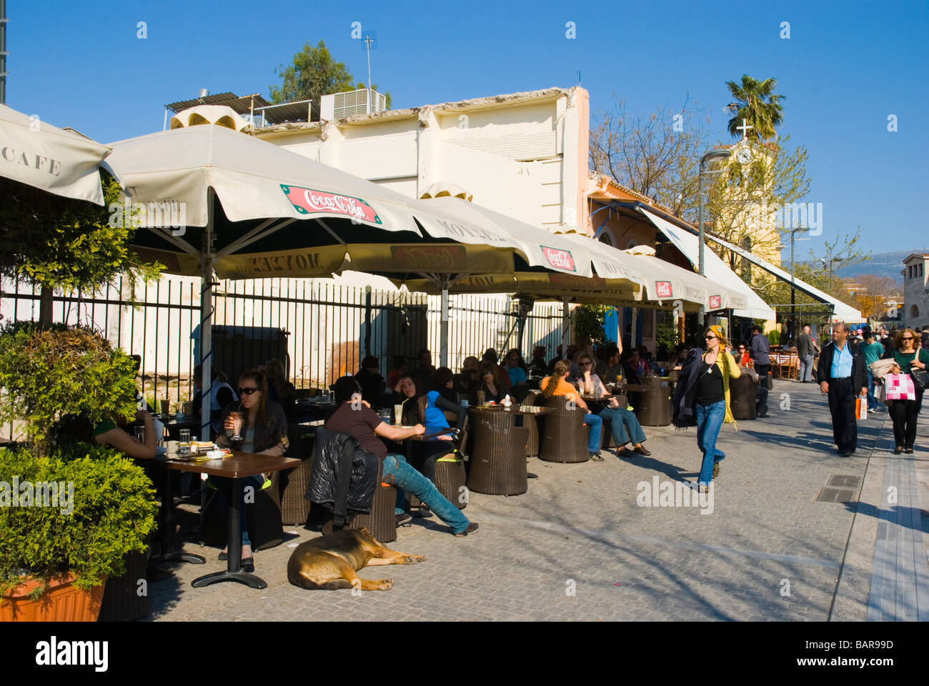 Terrazze dei bar nel quartiere Plaka di Atene Grecia Europa Foto Stock