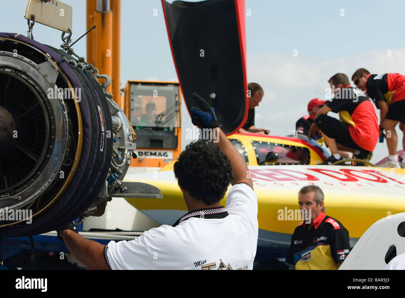 Seattle Seafair della Chevrolet Cup: il pit crew prepararsi a sostituire il motore di 'Miss Tri arco elettrico" aliscafo illimitato. Foto Stock