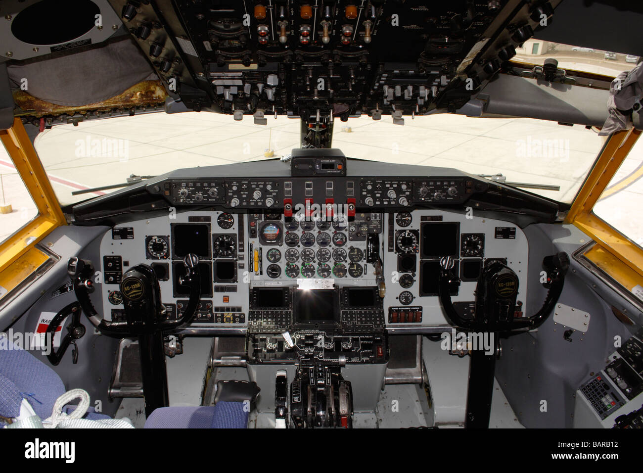 Il USAF Boeing KC-135R Stratotanker cockpit Foto Stock