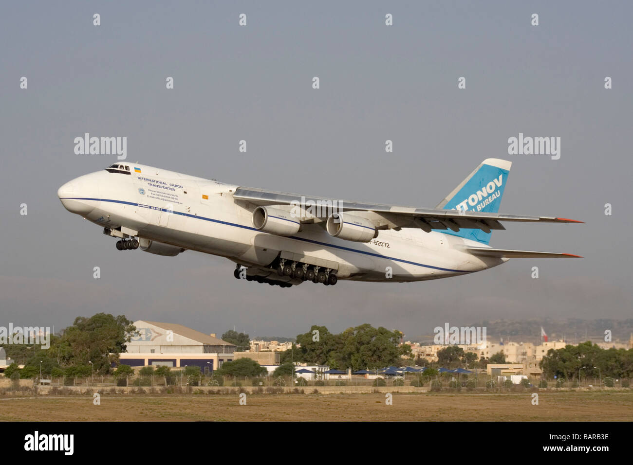 Trasporto aereo. Antonov Design Bureau AN-124 aereo da trasporto aereo jet decollo da Malta Foto Stock