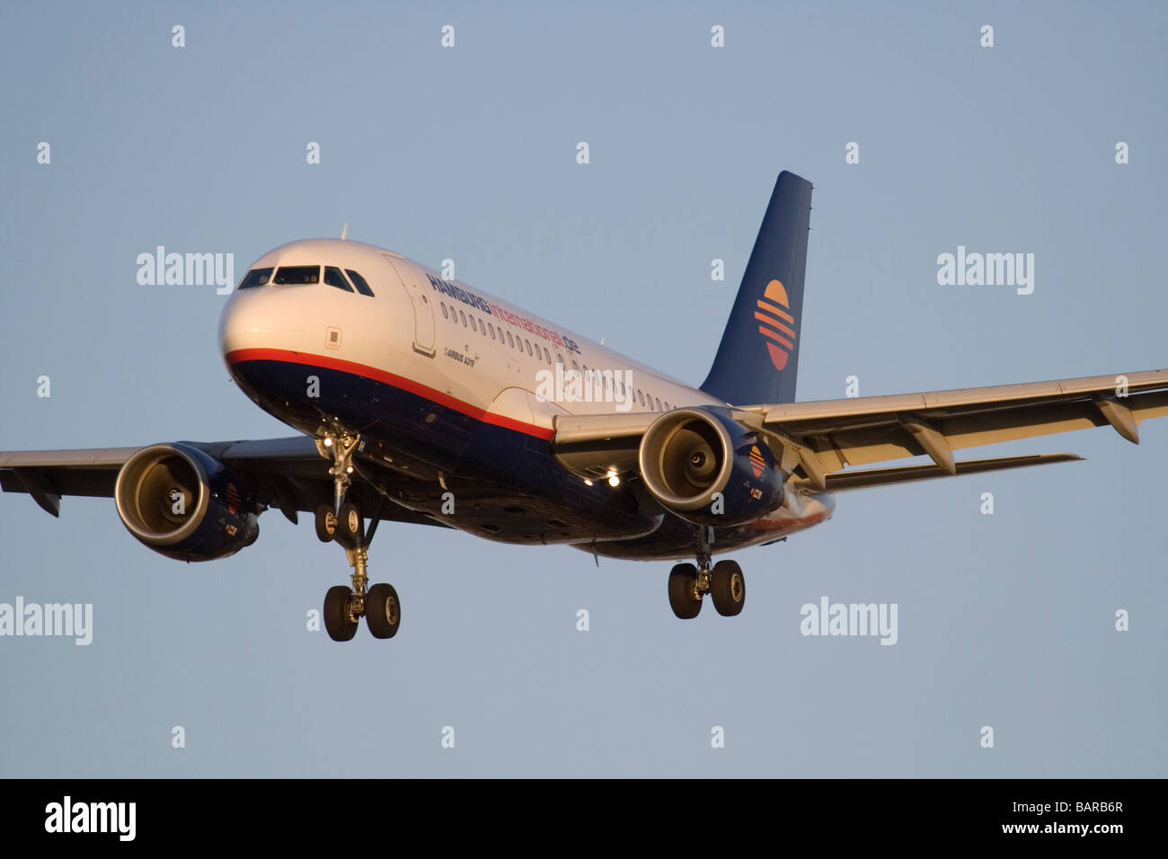 Hamburg International Airbus A319 twin motore jet del passeggero aereo in arrivo al tramonto. Close up vista frontale. Foto Stock