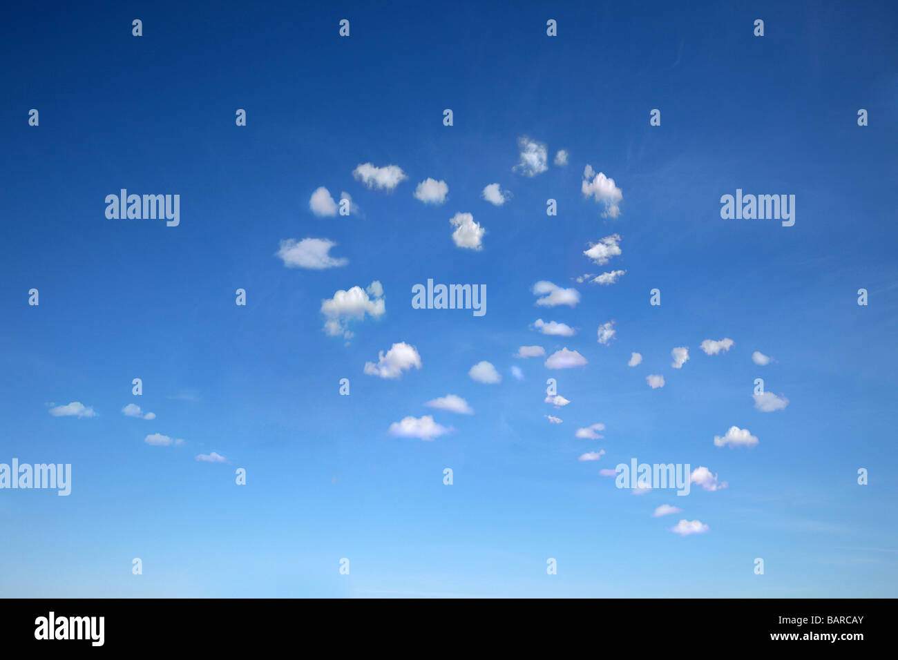 Due a forma di cuore ad nuvole sul cielo blu per usi multipli Foto stock -  Alamy
