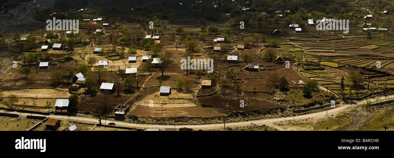 Elevato angolo di visione di un villaggio della valle del Kashmir, Jammu e Kashmir India Foto Stock
