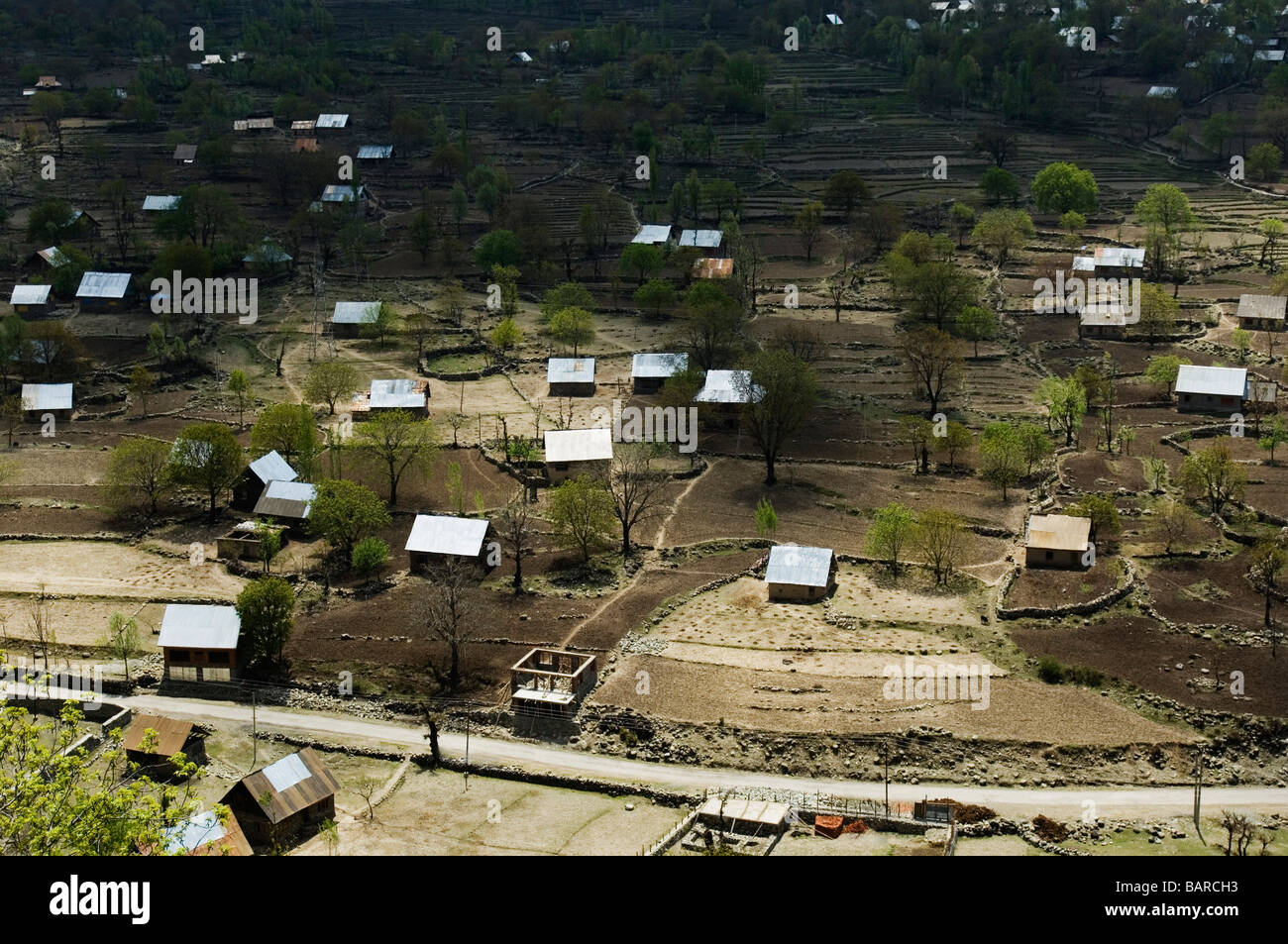 Elevato angolo di visione di un villaggio della valle del Kashmir, Jammu e Kashmir India Foto Stock