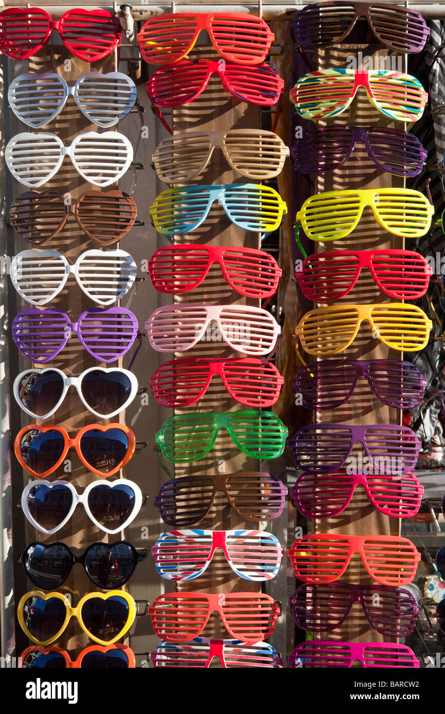 Occhiali da sole colorati in vendita in shopfront, Oxfofrd, Street, Londra, Inghilterra Foto Stock