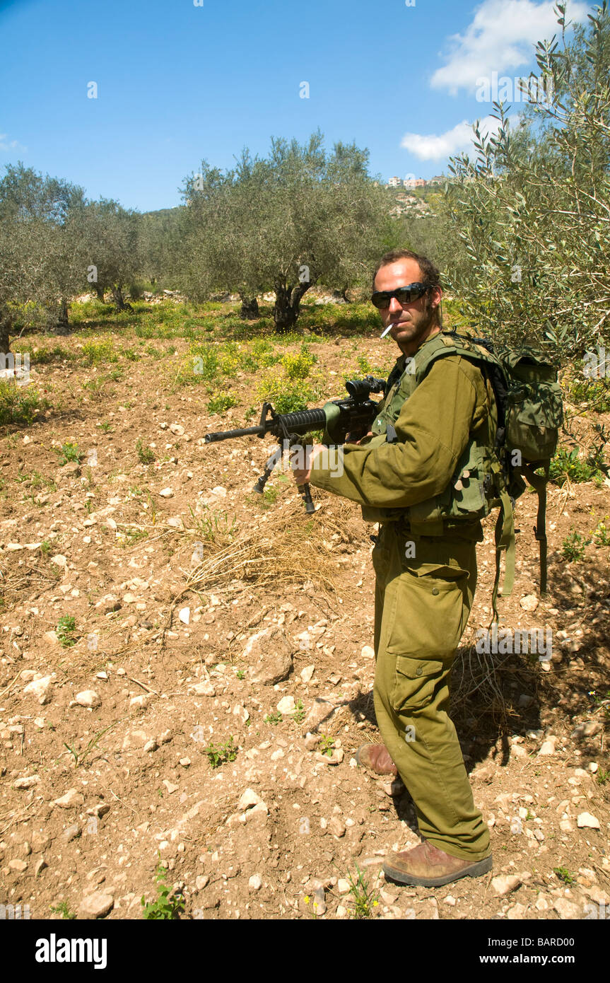 Israele Cisgiordania israeliani soldati di riserva a piedi patrol durante il servizio attivo Foto Stock