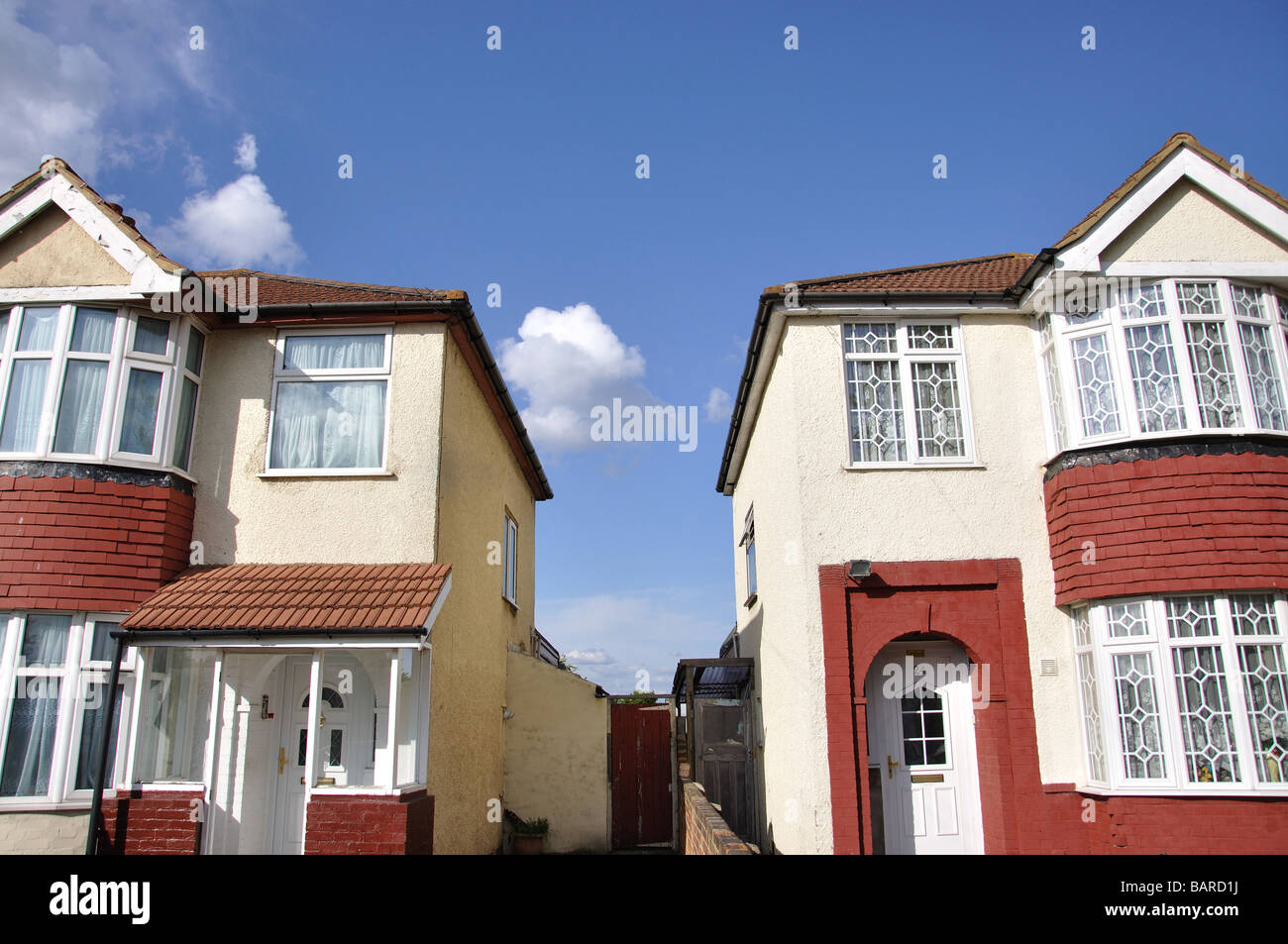 Case tipiche, mirto Avenue, Feltham, Greater London, England, Regno Unito Foto Stock