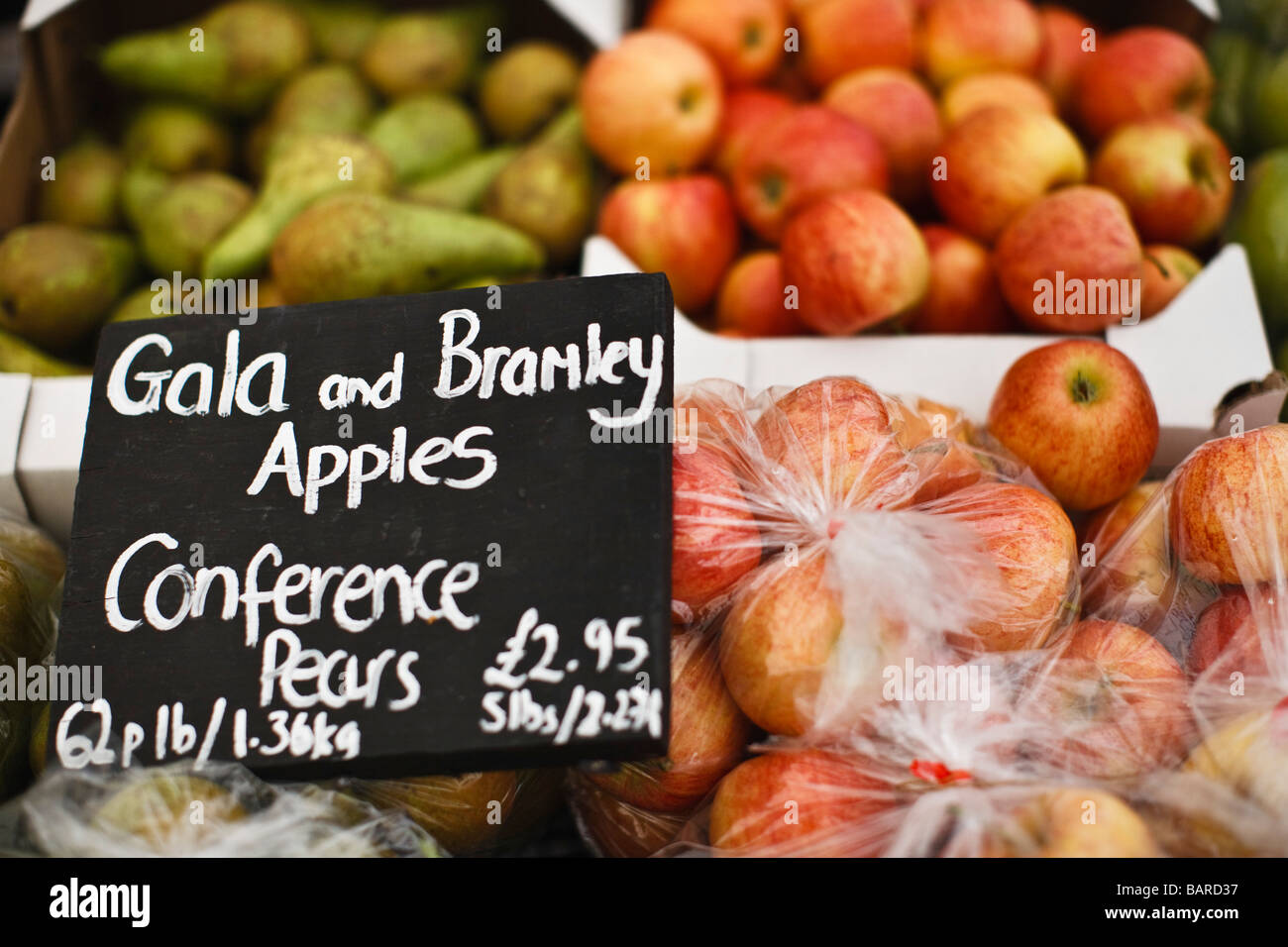 Le mele e le pere per la vendita in un mercato degli agricoltori, REGNO UNITO Foto Stock