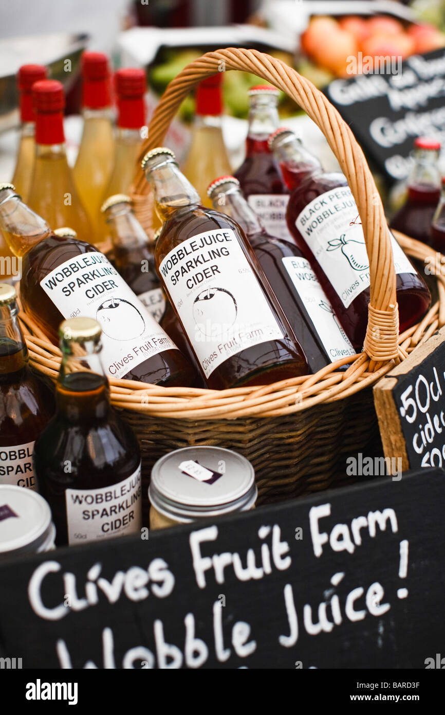 "Succo di ondeggiamento' home prodotti il sidro di mele in un mercato di fattoria Foto Stock