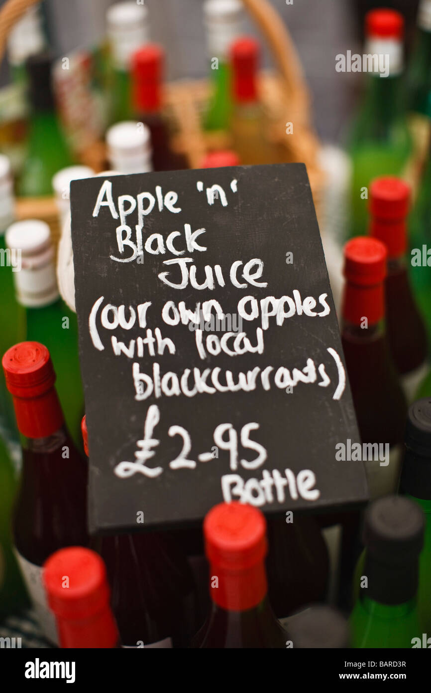 Apple e il succo di ribes nero per la vendita, REGNO UNITO Foto Stock