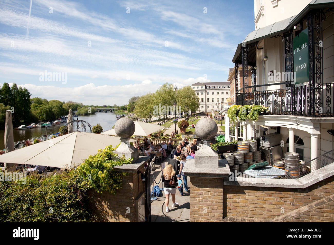 Pitcher e piano bar a Richmond upon Thames Riverside lo sviluppo e la vista del fiume Tamigi Foto Stock
