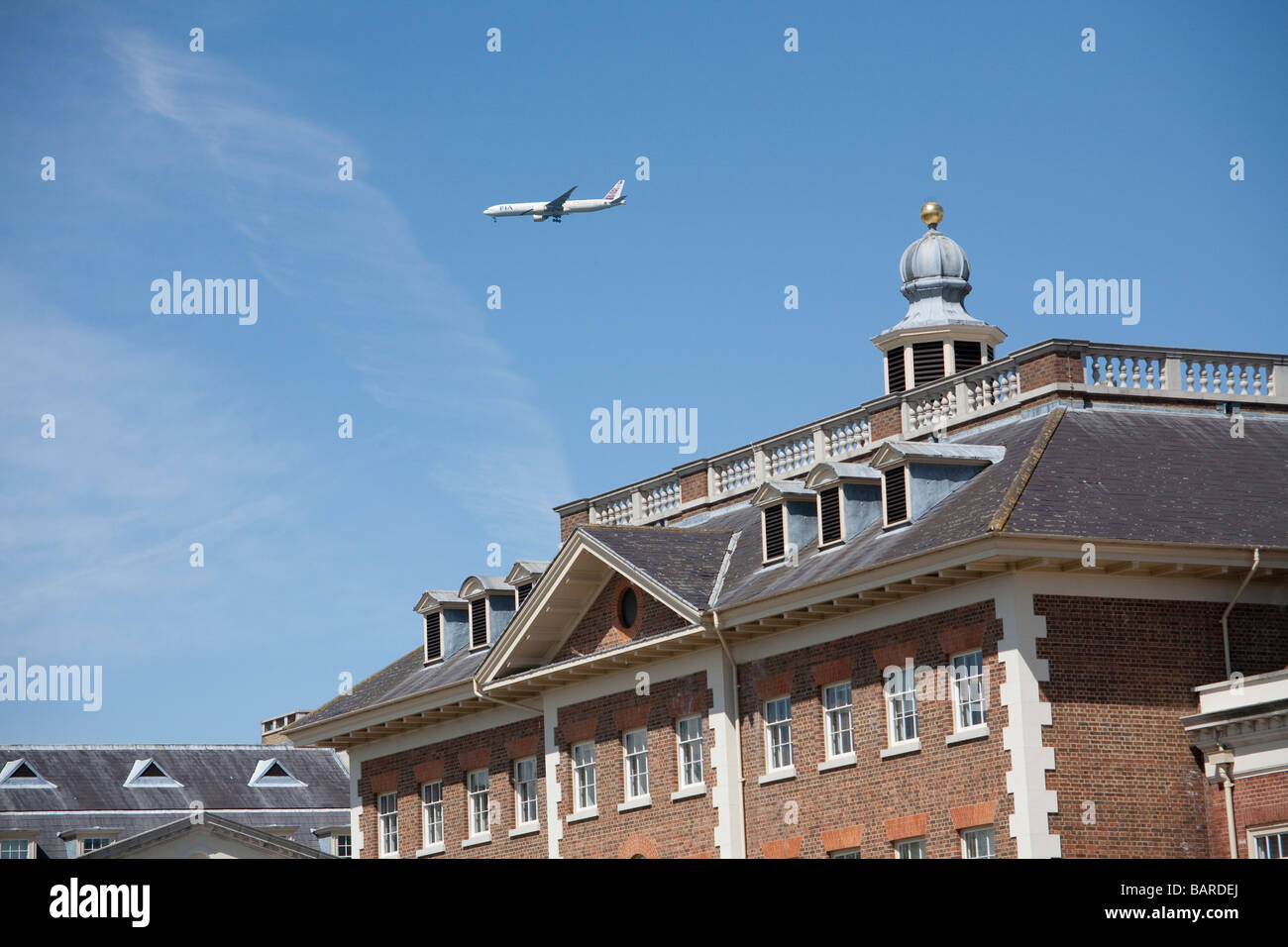 Un getto volando a bassa quota sopra la Richmond upon Thames Riverside a terra a Heathrow Foto Stock