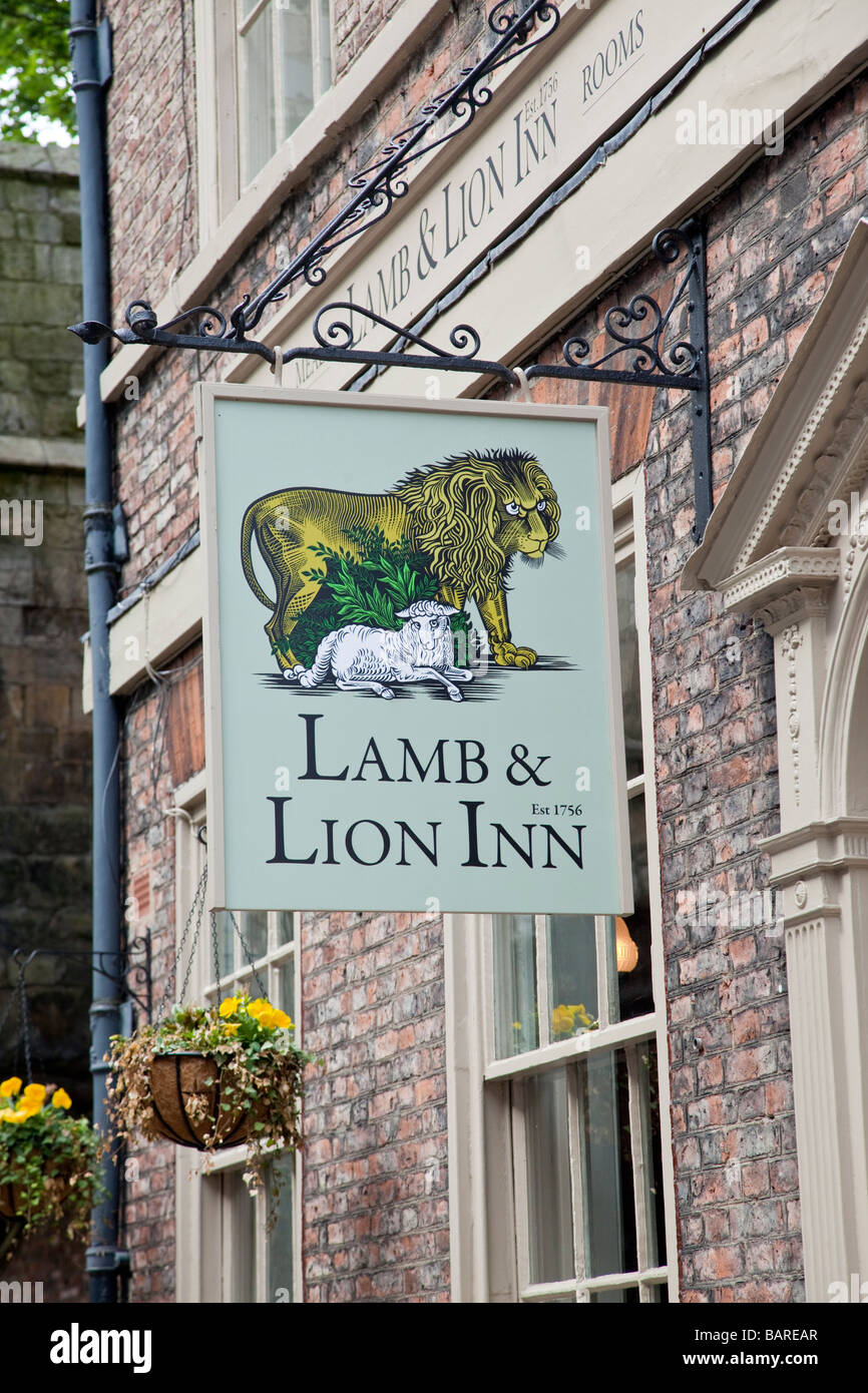 Agnello e Lion pub segno York Yorkshire England Regno Unito Foto Stock