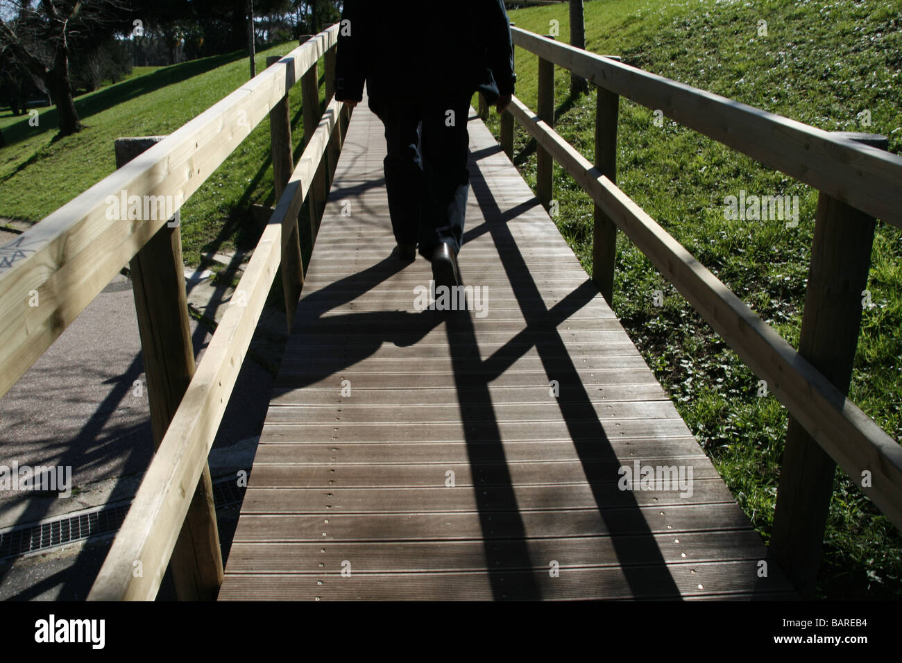 Uomo di legno sul cammino percorso a piedi nel parco nel paese Foto Stock