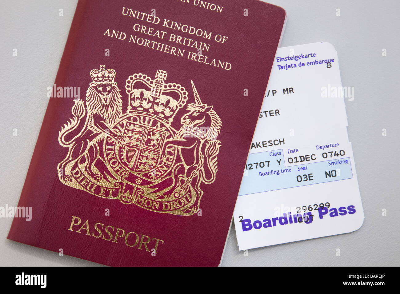 Regno Unito British passport con il volo aereo carta di imbarco in stretta  verso l'alto. Inghilterra Regno Unito Gran Bretagna Foto stock - Alamy