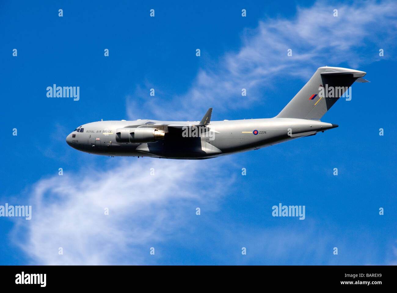 Una C-17 Globemaster militari da trasporto aereo in volo Foto Stock