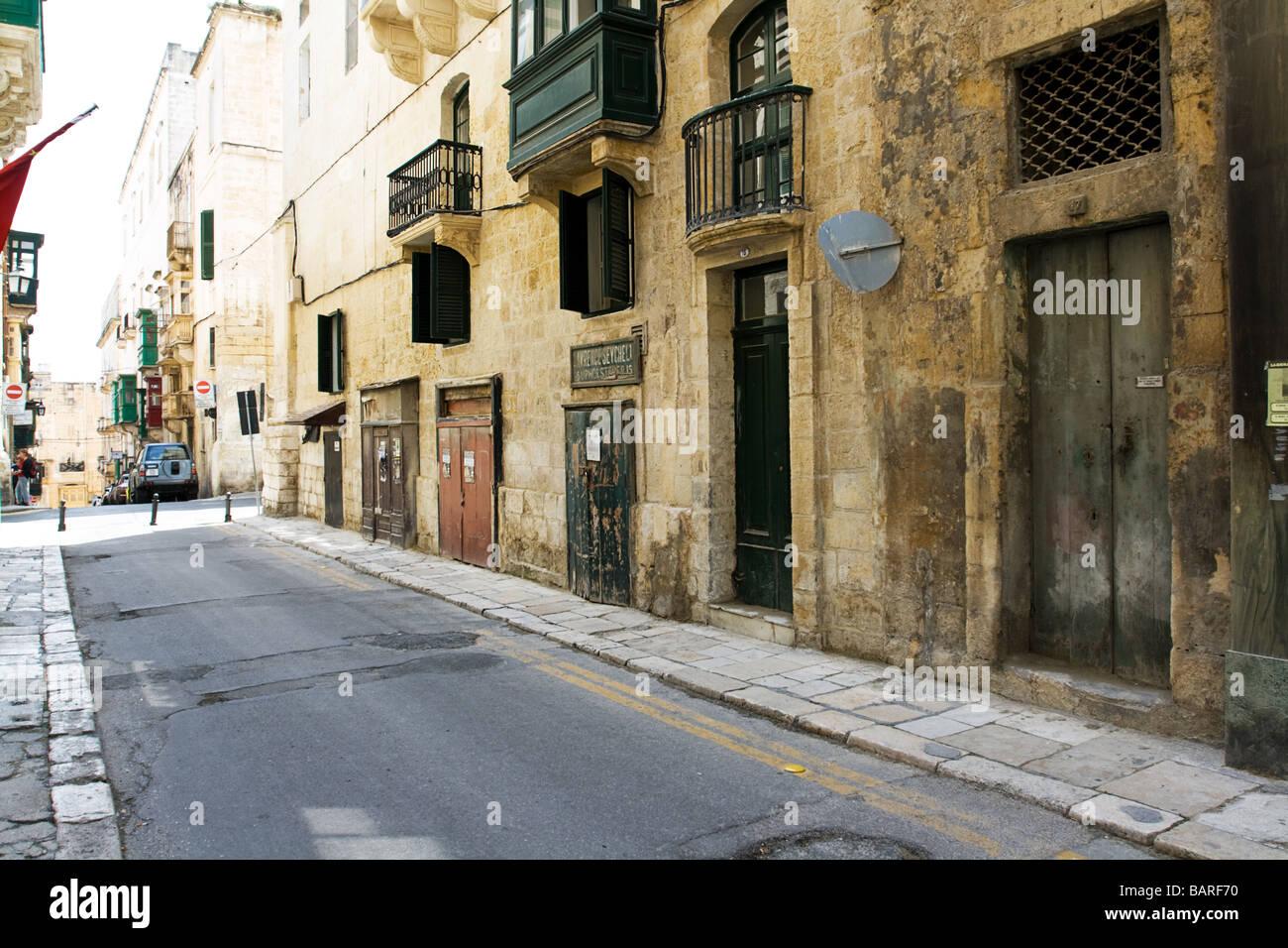 Tranquilla strada laterale a La Valletta, Malta. Foto Stock