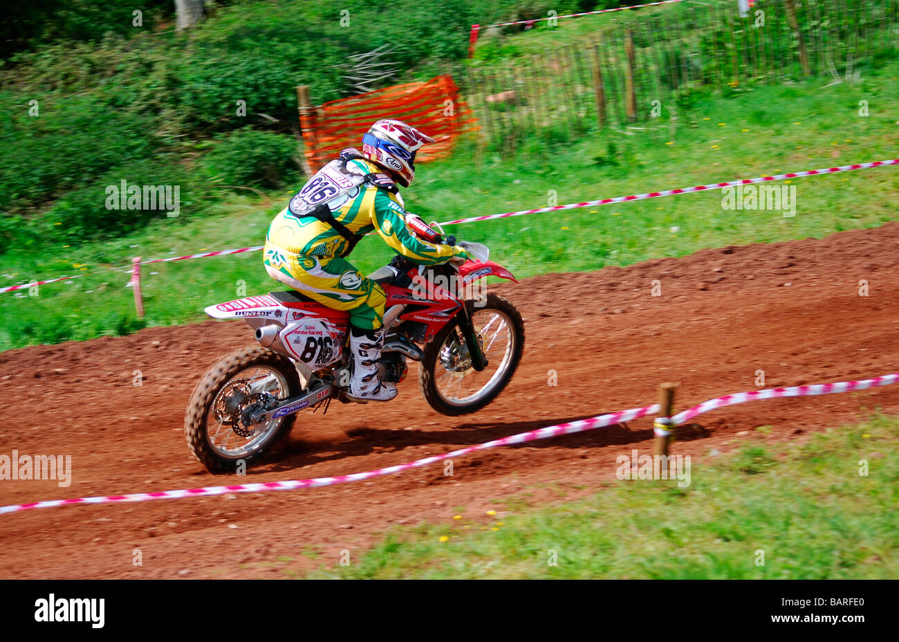 Il pilota di Motocross in piedi velocemente in movimento Foto Stock